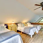 Cozy Pocono Lake Woodside Nest With Fire Pit!