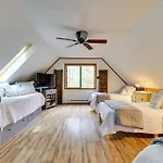 Cozy Pocono Lake Woodside Nest With Fire Pit!