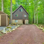 Cozy Pocono Lake Woodside Nest With Fire Pit!
