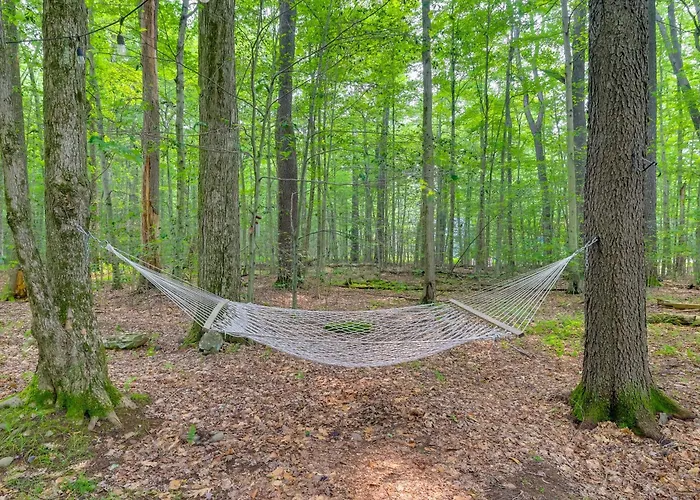 Cozy Pocono Lake Woodside Nest With Fire Pit!