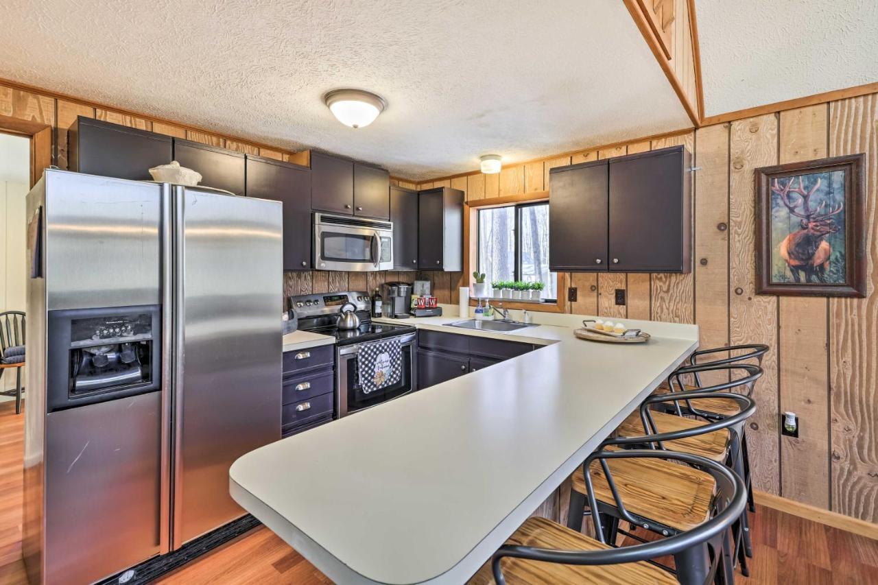 Cozy Pocono Woodside Nest With Fire Pit! Holiday home Pocono Lake