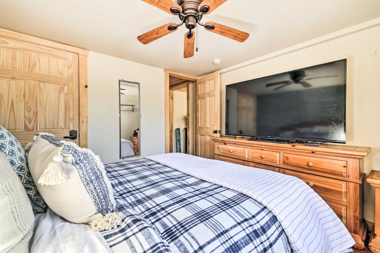 Cozy Pocono Woodside Nest With Fire Pit! Holiday home Pocono Lake