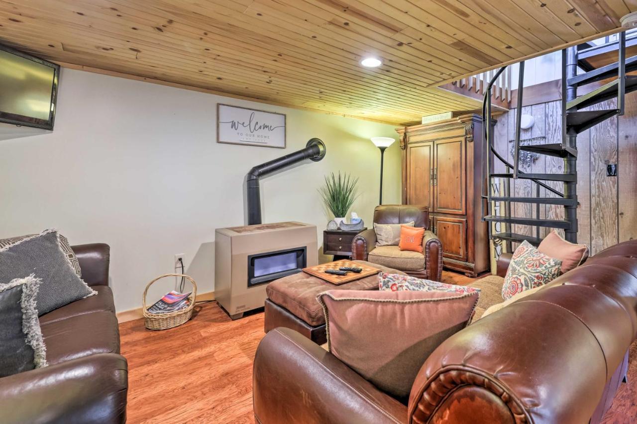 Holiday home Cozy Pocono Woodside Nest With Fire Pit!