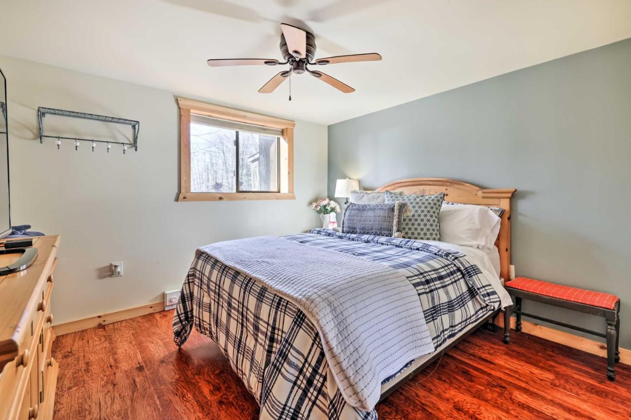Cozy Pocono Woodside Nest With Fire Pit! Holiday home