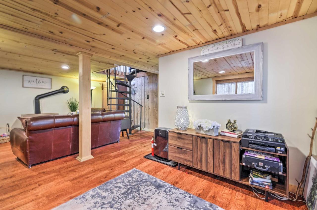 Cozy Pocono Woodside Nest With Fire Pit! *