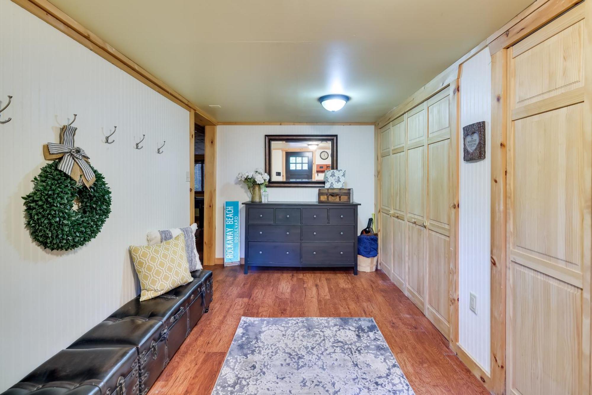 Cozy Pocono Woodside Nest With Fire Pit!