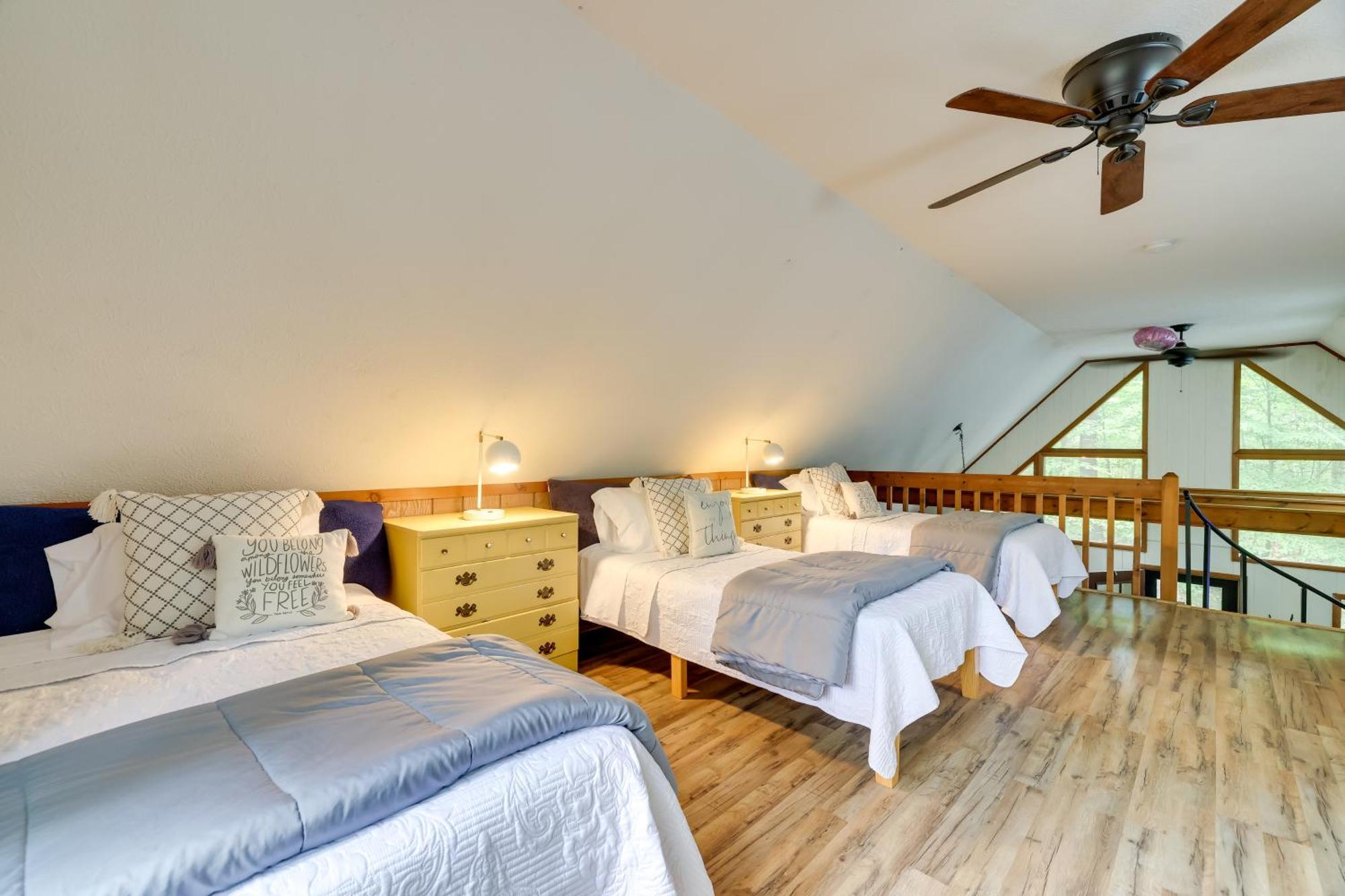 Cozy Pocono Woodside Nest With Fire Pit! Holiday home *