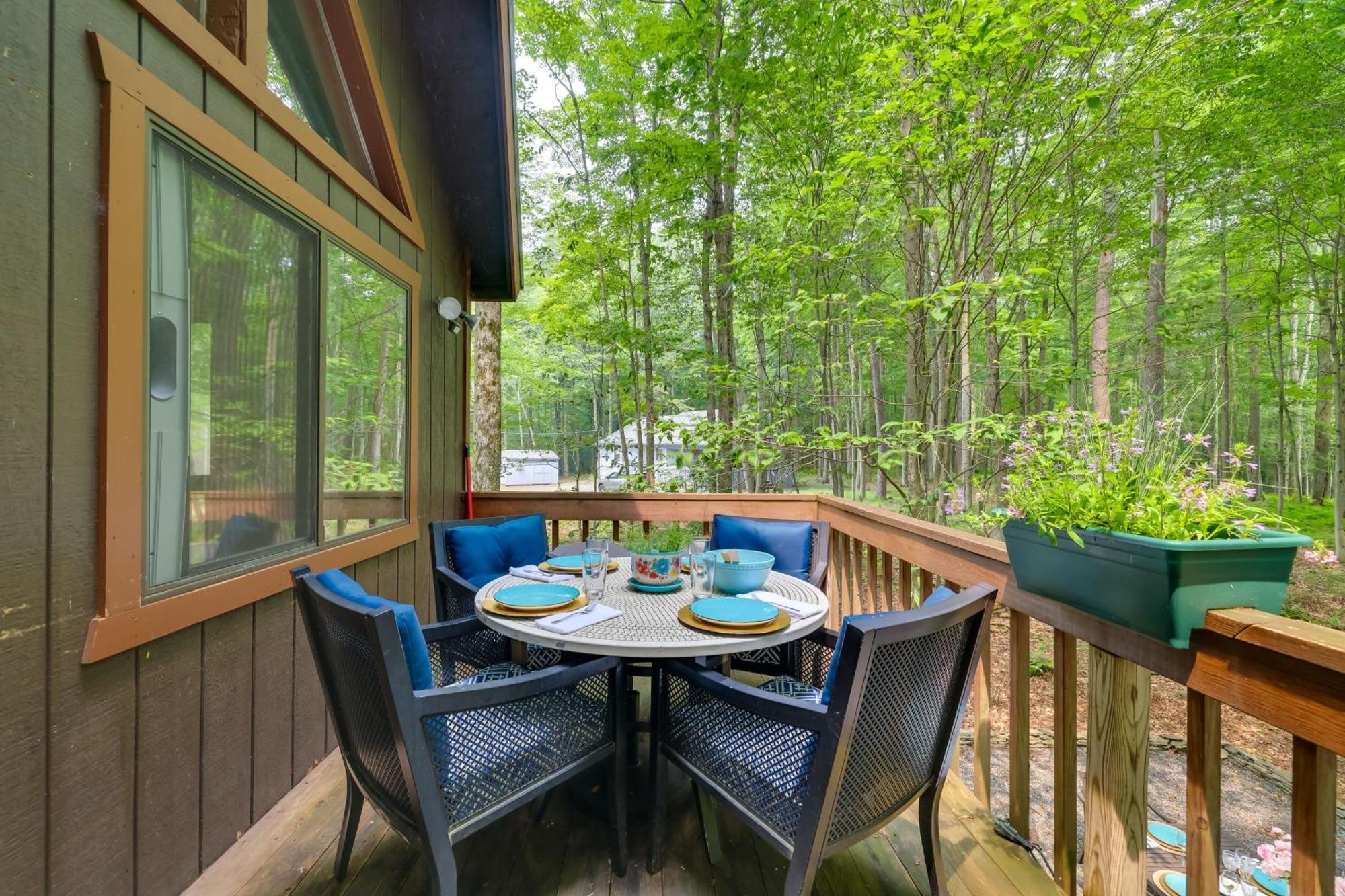 Cozy Pocono Woodside Nest With Fire Pit! *