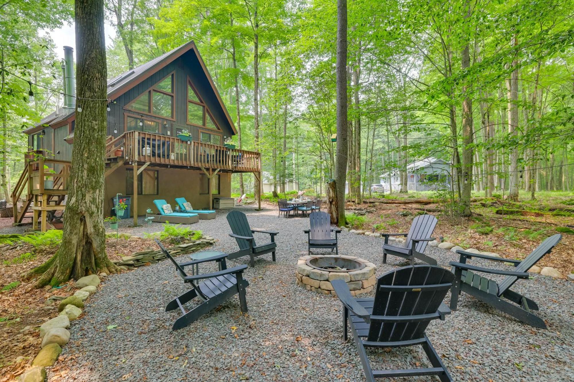 Cozy Pocono Woodside Nest With Fire Pit! Holiday home