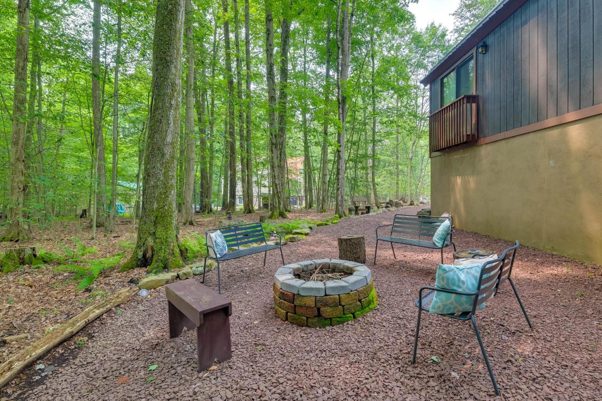 Cozy Pocono Woodside Nest With Fire Pit! *