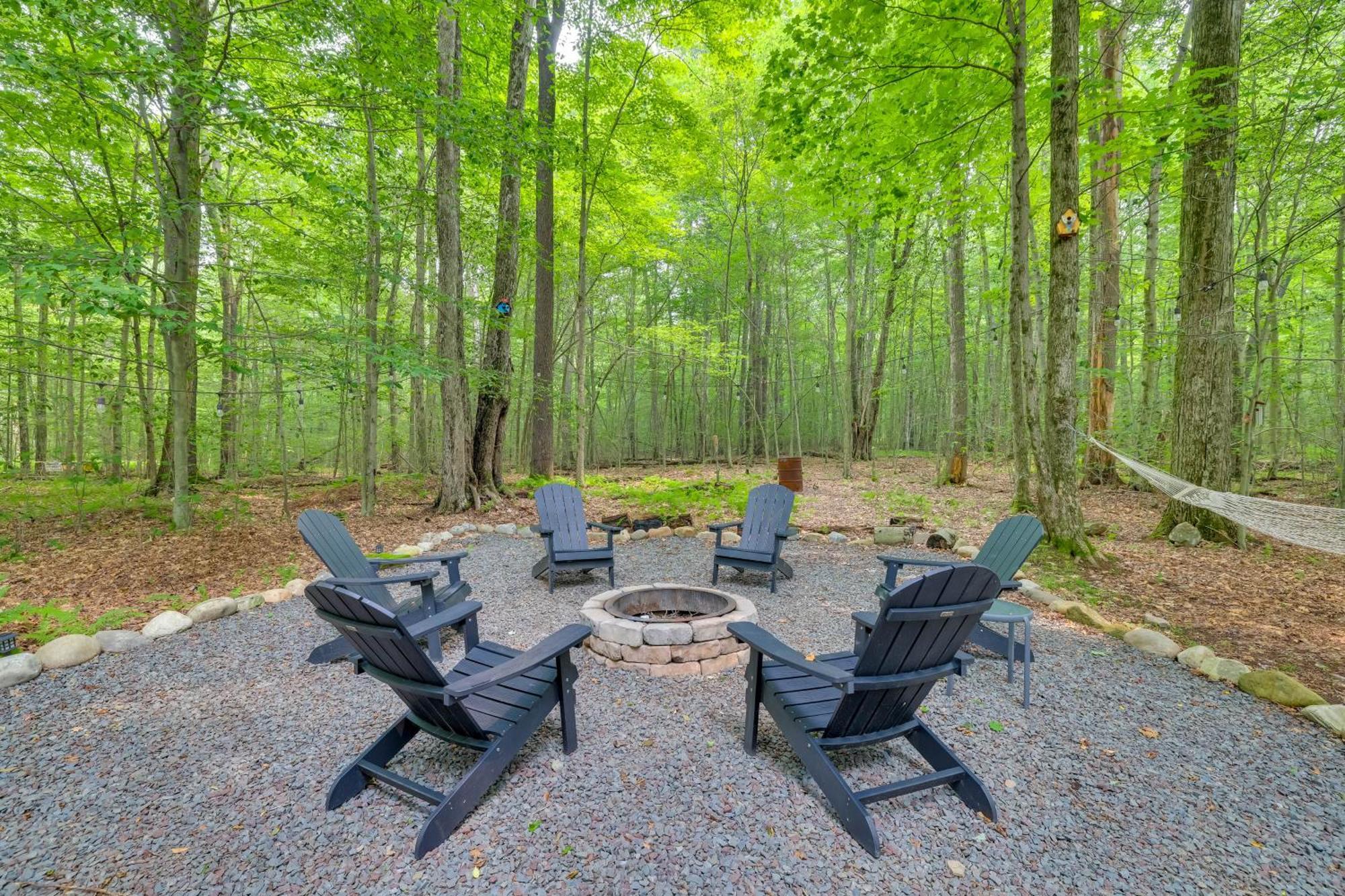 Holiday home Cozy Pocono Woodside Nest With Fire Pit! Pocono Lake