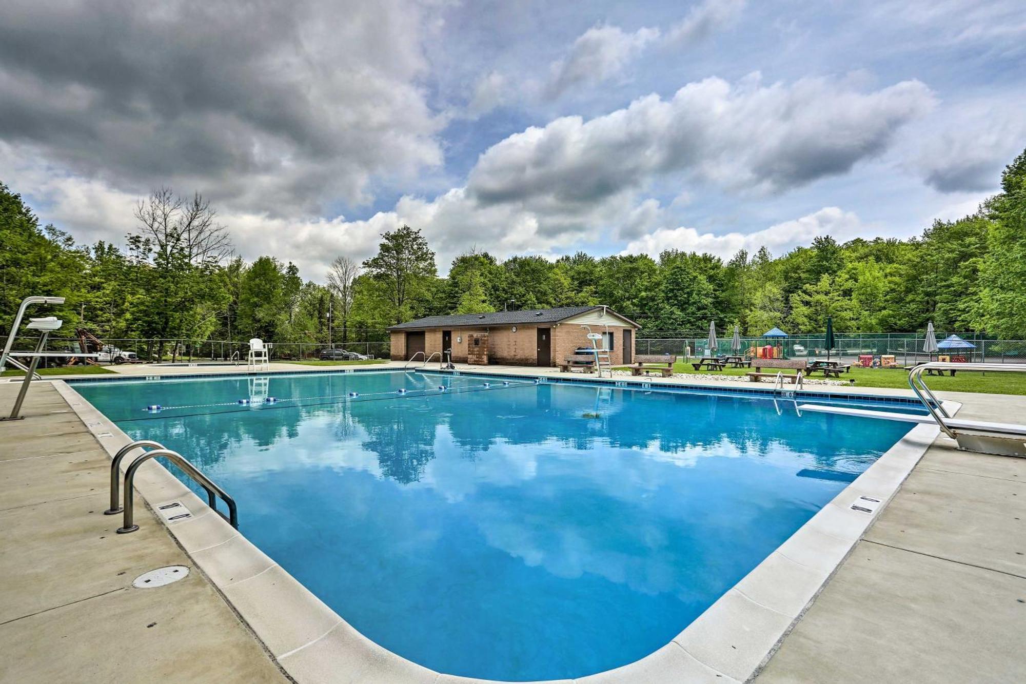 Cozy Pocono Woodside Nest With Fire Pit! Pocono Lake