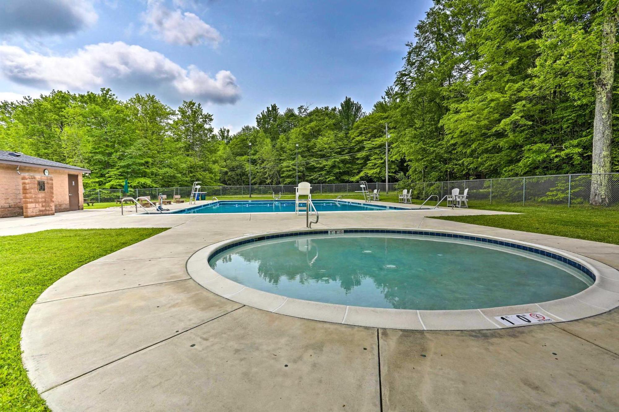 Cozy Pocono Woodside Nest With Fire Pit! *